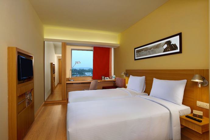 Imagen de la habitación del Hotel Ibis Mumbai Airport. Foto 17