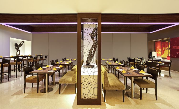 Imagen del bar/restaurante del Hotel Ibis Mumbai Airport. Foto 3