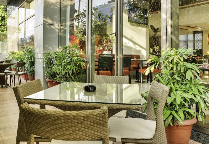 Imagen del bar/restaurante del Hotel Ibis Mumbai Airport. Foto 4