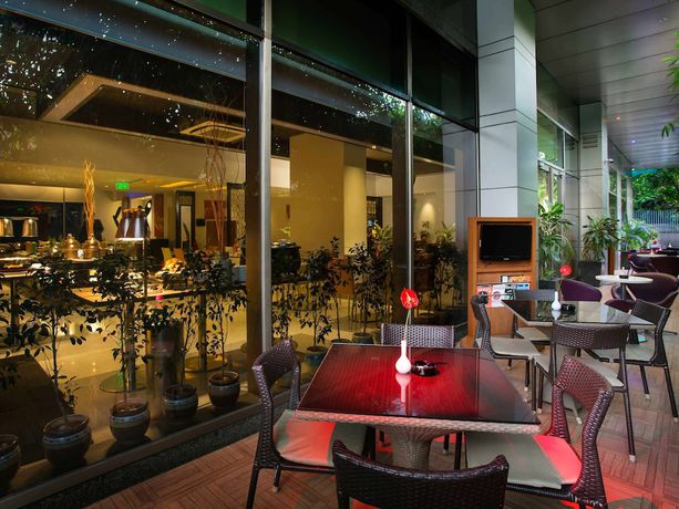 Imagen del bar/restaurante del Hotel Ibis Mumbai Airport. Foto 5