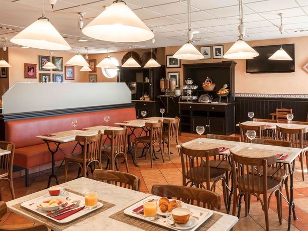 Imagen del bar/restaurante del Hotel Ibis Murcia. Foto 7