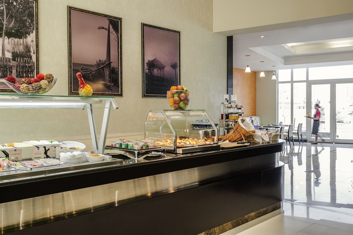 Imagen del bar/restaurante del Hotel Ibis Muscat. Foto 5