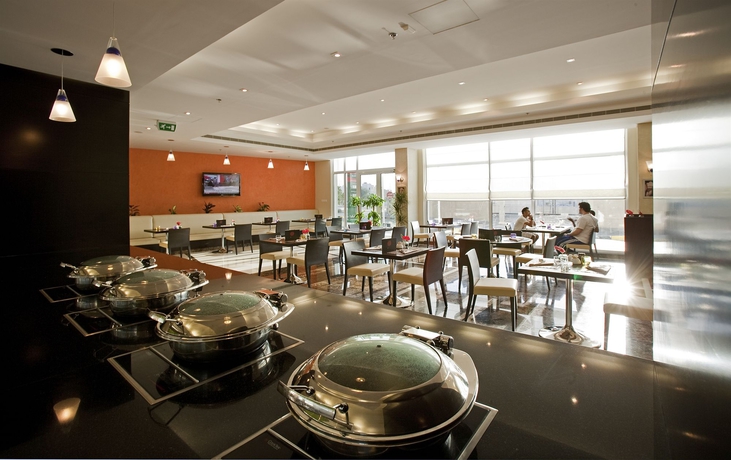 Imagen del bar/restaurante del Hotel Ibis Muscat. Foto 6