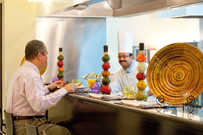 Imagen del bar/restaurante del Hotel Ibis Muscat. Foto 7