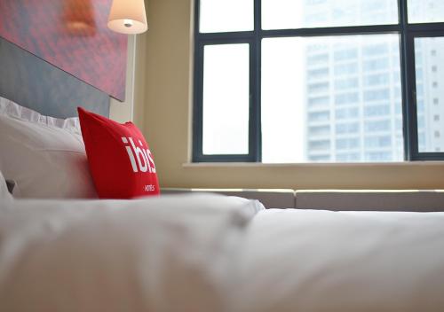 Imagen de la habitación del Hotel Ibis Nanjing Tianyin Avenue. Foto 8
