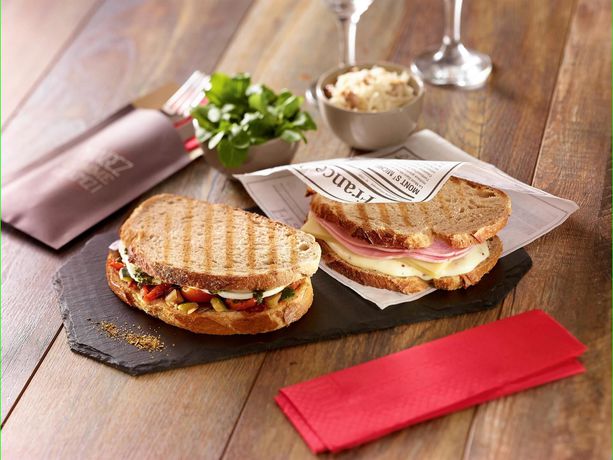 Imagen del bar/restaurante del Hotel Ibis Nemours. Foto 3