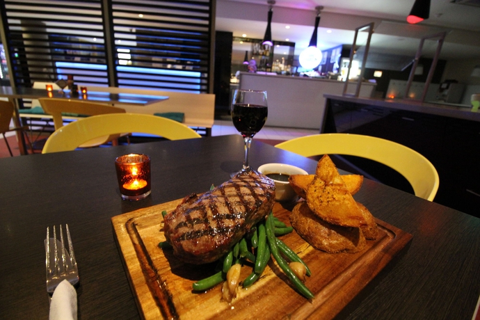 Imagen del bar/restaurante del Hotel Ibis Newcastle. Foto 4