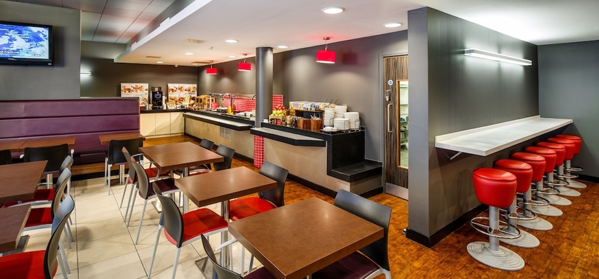 Imagen del bar/restaurante del Hotel Ibis Nottingham Centre. Foto 2