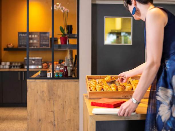 Imagen del bar/restaurante del Hotel Ibis Nuits Saint Georges. Foto 9