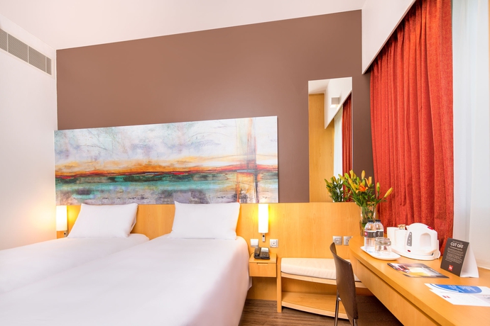 Imagen de la habitación del Hotel Ibis One Central. Foto 9