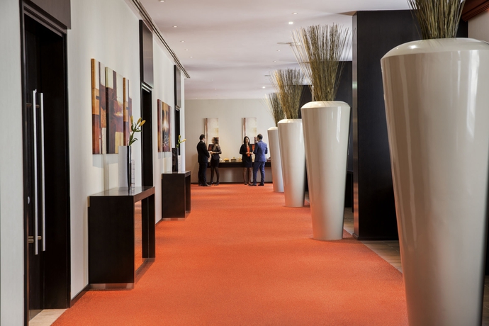 Imagen de los interiores del Hotel Ibis One Central. Foto 14