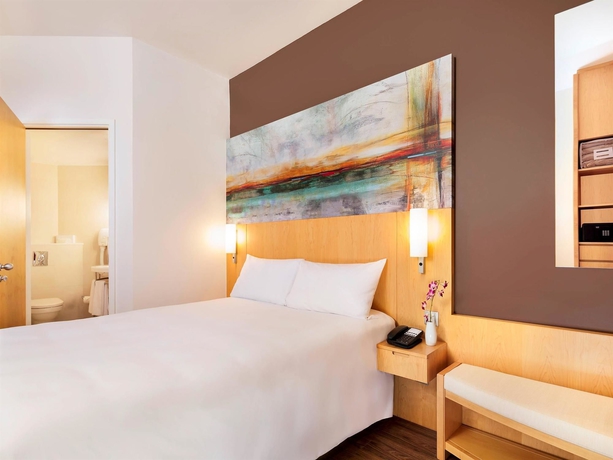 Imagen de la habitación del Hotel Ibis One Central. Foto 10