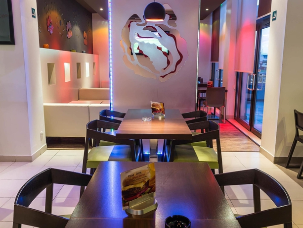 Imagen del bar/restaurante del Hotel Ibis Oran Les Falaises. Foto 4