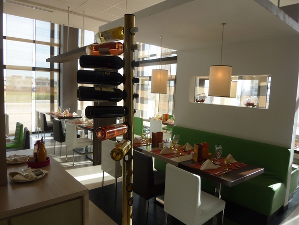 Imagen del bar/restaurante del Hotel Ibis Oran Les Falaises. Foto 7