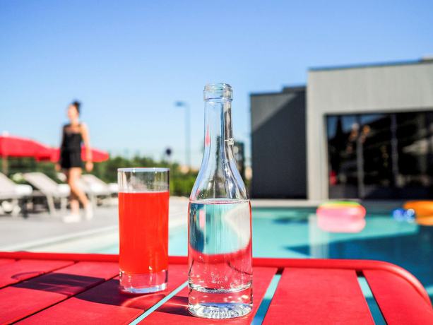 Imagen de la piscina del Hotel Ibis Orange Centre &Eacute;changeur A7 A9, Orange. Foto 19