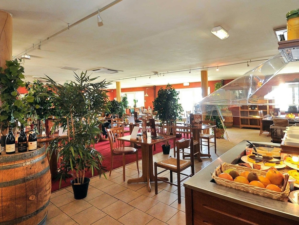 Imagen del bar/restaurante del Hotel Ibis Orange Sud. Foto 9