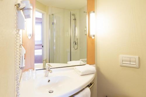 Imagen de la habitación del Hotel Ibis Oviedo. Foto 14