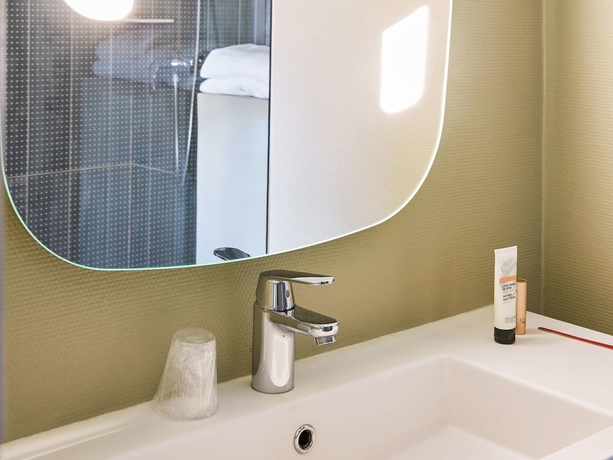 Imagen de la habitación del Hotel Ibis Paris Canal Saint Martin. Foto 17