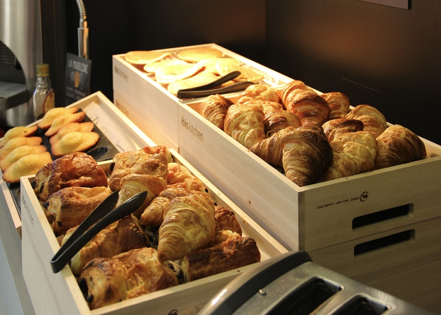 Imagen del bar/restaurante del Hotel Ibis Paris Coeur D'orly Airport. Foto 2