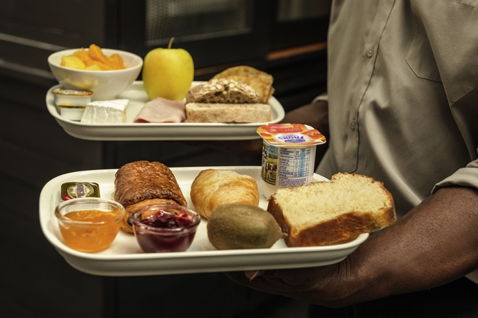 Imagen del bar/restaurante del Hotel Ibis Paris Coeur D'orly Airport. Foto 5