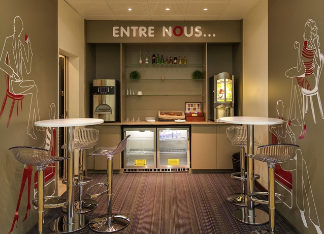 Imagen del bar/restaurante del Hotel Ibis Paris Issy Les Moulineaux Val De Seine. Foto 5