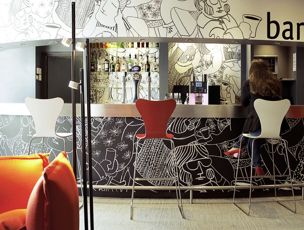 Imagen del bar/restaurante del Hotel Ibis Paris Issy Les Moulineaux Val De Seine. Foto 6