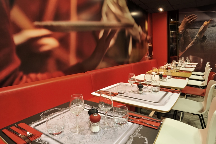 Imagen del bar/restaurante del Hotel Ibis Paris Issy Les Moulineaux Val De Seine. Foto 8