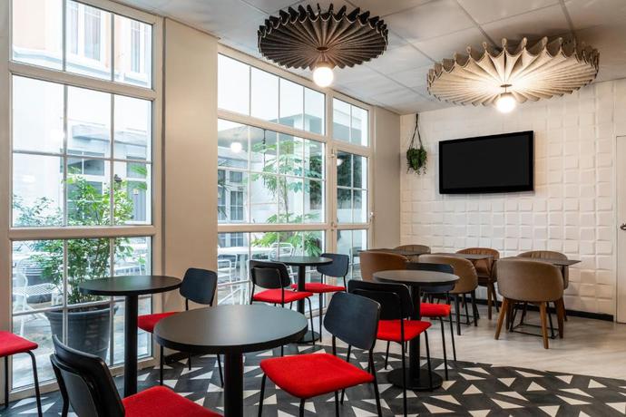 Imagen del bar/restaurante del Hotel Ibis Paris Ornano Montmartre Nord 18&egrave;me. Foto 2