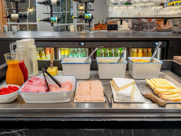 Imagen del bar/restaurante del Hotel Ibis Paris Ornano Montmartre Nord 18&egrave;me. Foto 3