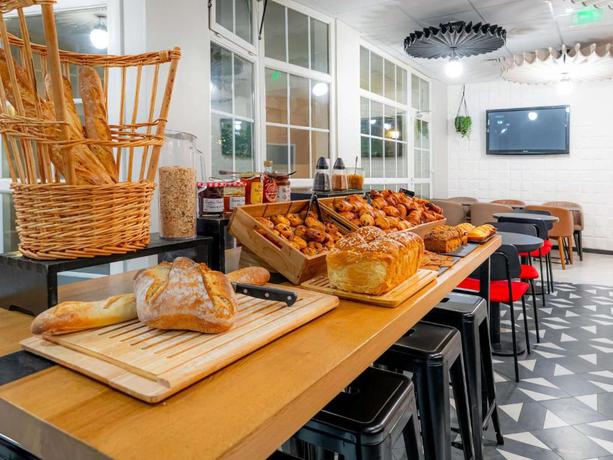 Imagen del bar/restaurante del Hotel Ibis Paris Ornano Montmartre Nord 18&egrave;me. Foto 4