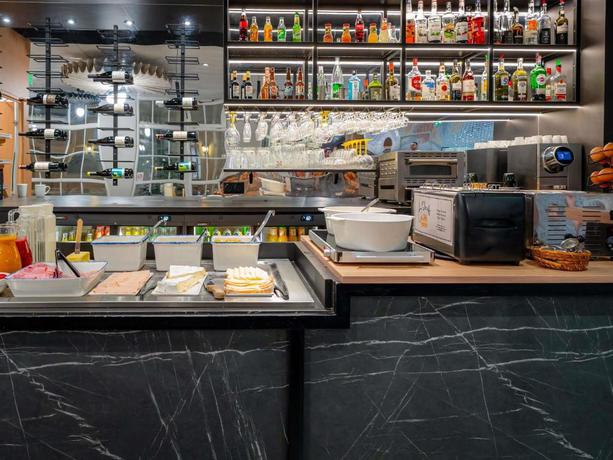 Imagen del bar/restaurante del Hotel Ibis Paris Ornano Montmartre Nord 18&egrave;me. Foto 5