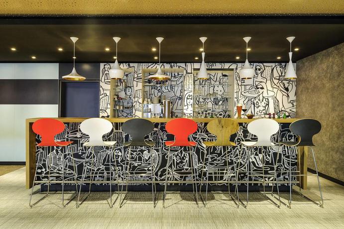 Imagen del bar/restaurante del Hotel Ibis Paris Porte De Clichy Centre. Foto 14