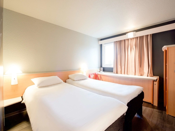 Imagen de la habitación del Hotel Ibis Pau Lescar. Foto 5
