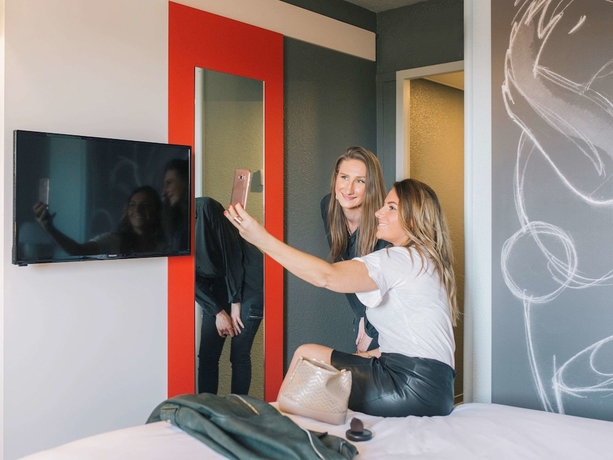 Imagen de la habitación del Hotel Ibis Pau Lescar. Foto 15