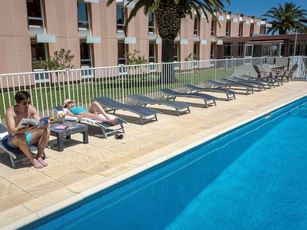 Imagen de la piscina del Hotel Ibis Perpignan Nord Rivesaltes. Foto 11