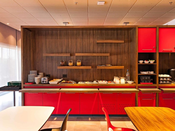 Imagen del bar/restaurante del Hotel Ibis Pilar. Foto 8