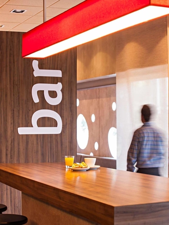 Imagen del bar/restaurante del Hotel Ibis Pilar. Foto 9