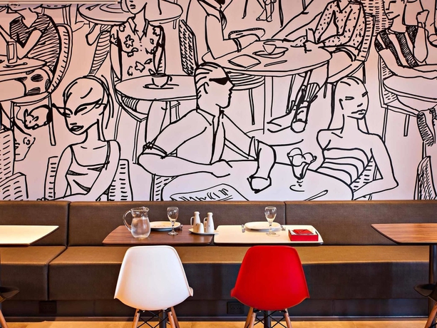 Imagen del bar/restaurante del Hotel Ibis Pilar. Foto 10