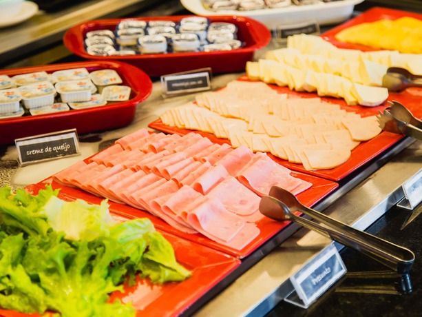 Imagen del bar/restaurante del Hotel Ibis Porto Alegre Aeroporto. Foto 10