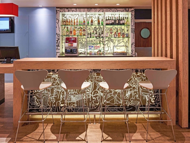 Imagen del bar/restaurante del Hotel Ibis Porto Alegre Moinhos De Vento. Foto 8