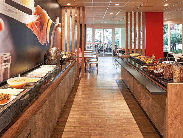 Imagen del bar/restaurante del Hotel Ibis Porto Alegre Moinhos De Vento. Foto 10