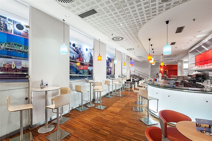 Imagen del bar/restaurante del Hotel Ibis Praha Old Town. Foto 4