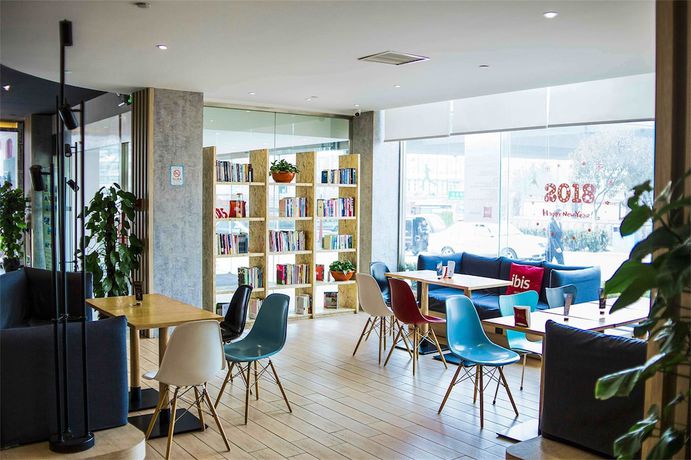 Imagen de los interiores del Hotel Ibis Qingdao Ningxia. Foto 18