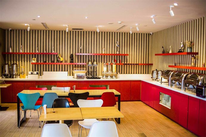 Imagen del bar/restaurante del Hotel Ibis Qingdao Ningxia. Foto 2