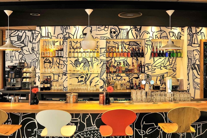 Imagen del bar/restaurante del Hotel Ibis Rotterdam City Centre. Foto 7