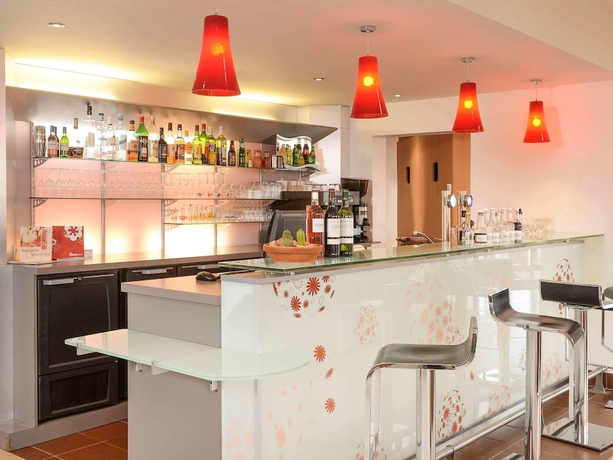 Imagen del bar/restaurante del Hotel Ibis Saint Lo La Chevalerie. Foto 5