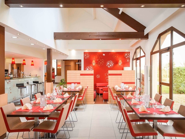 Imagen del bar/restaurante del Hotel Ibis Saint Lo La Chevalerie. Foto 7