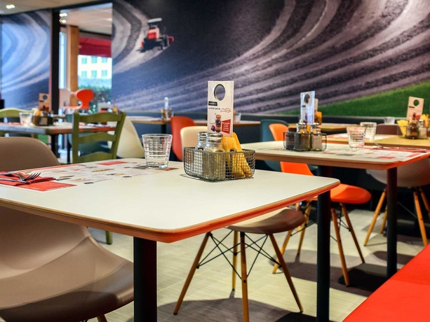 Imagen del bar/restaurante del Hotel Ibis Saint-denis Stade Ouest. Foto 6