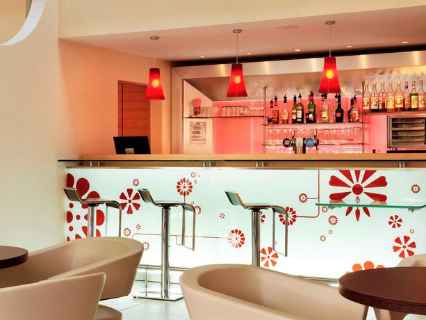 Imagen del bar/restaurante del Hotel Ibis Saintes. Foto 4