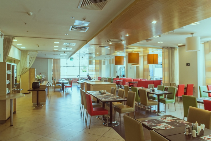 Imagen del bar/restaurante del Hotel Ibis Samara. Foto 2